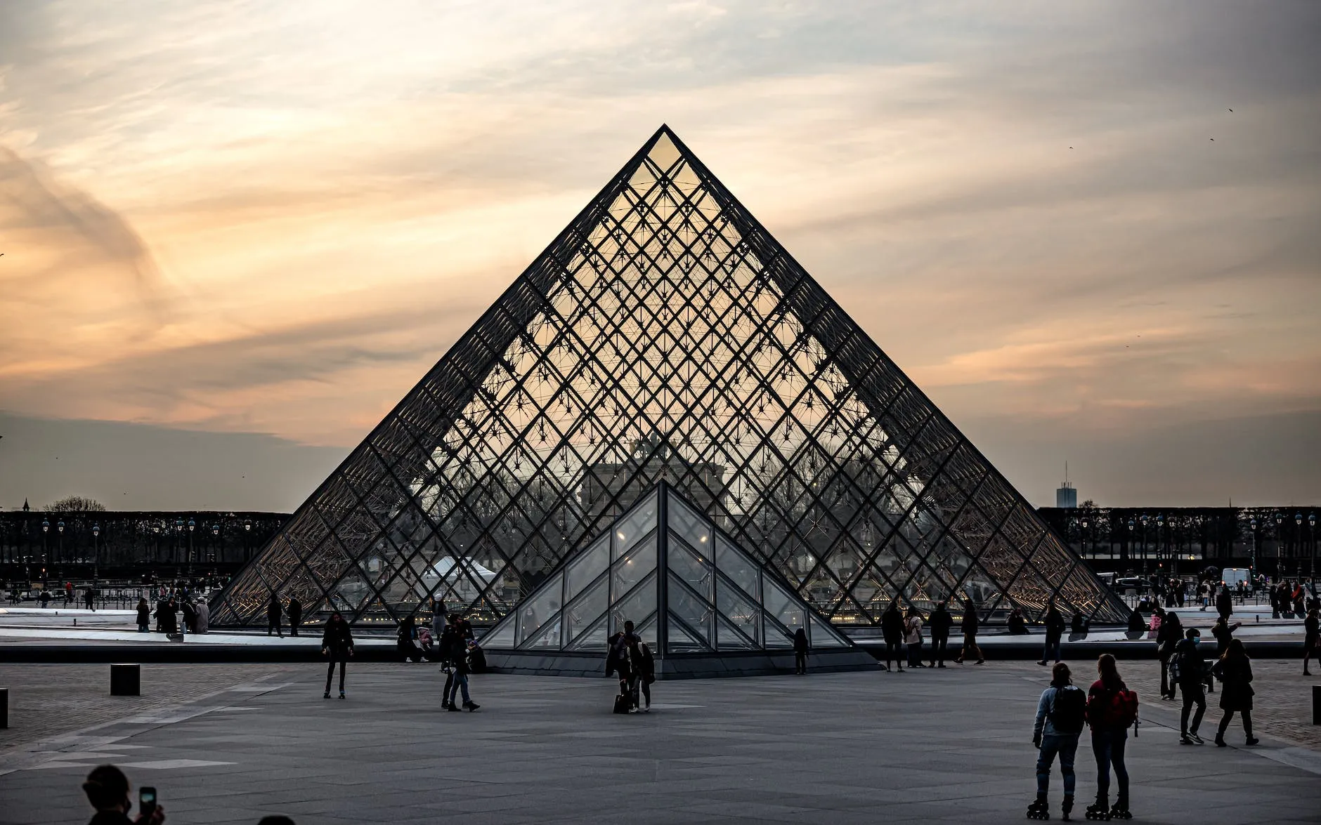 Passants devant le musée du Louvre