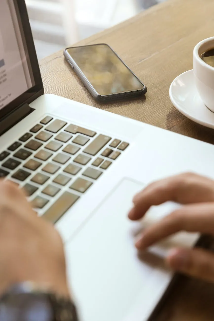 Personne utilisant un MacBook
